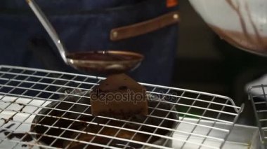 Taze fırında üzerinde eritilmiş çikolata pandispanya kapak sır dökme