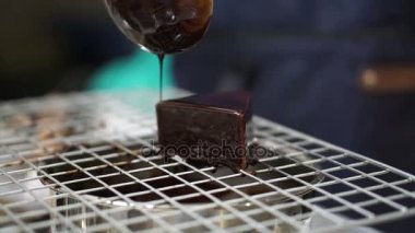 Taze fırında üzerinde eritilmiş çikolata pandispanya kapak sır dökme