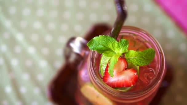 Bebida fresca de verano fresa roja, limón y menta sirven en tarro de albañil — Vídeos de Stock