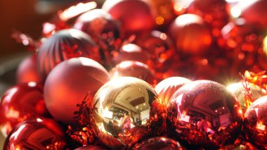 Parlak Noel kırmızı ve altın arka plan süsleme 