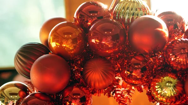 Vánoční červené a zlaté ornament pozadí s krásnou sluneční li — Stock fotografie