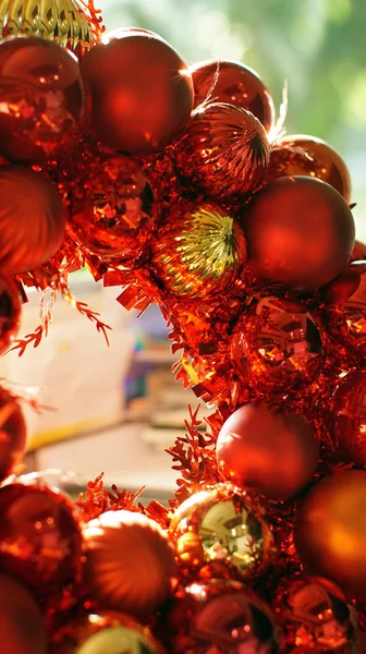 Weihnachten rot und gold ornament hintergrund mit schönen sonnen li — Stockfoto