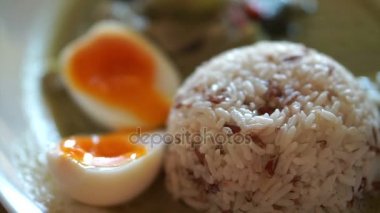 Yeşil köri pirinç üzerinde yarısı ile haşlanmış yumurta, Yerel stil Tay street gıda