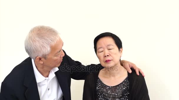 Asiático casal sênior reconfortante e consolando uns aos outros, lidar com o problema juntos — Vídeo de Stock