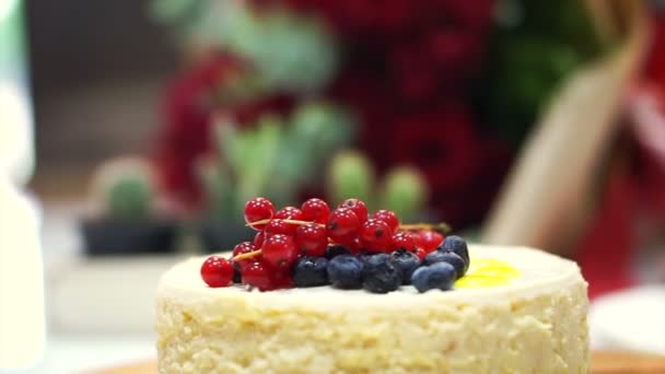 Schöner Beerenkäsekuchen auf festlich dekoriertem Tisch — Stockvideo