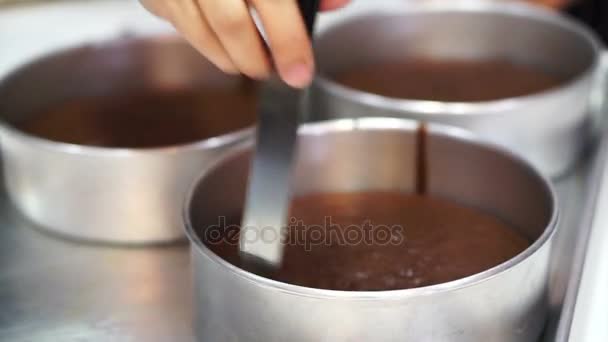 Esponja de pastel de chocolate horneada en molde de acero inoxidable, recién hecha de horno para pastel de cumpleaños — Vídeos de Stock