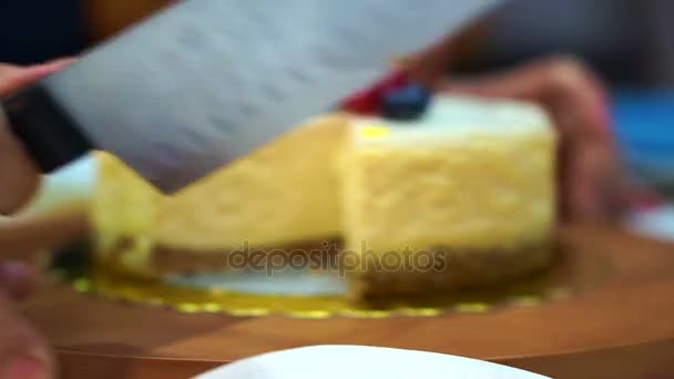 Messer schneidet Käsekuchen auf Holztisch — Stockvideo
