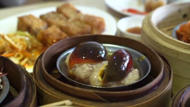 Comida tradicional chinesa, dim sum cozido no vapor, yum cha na bandeja de bambu — Vídeo de Stock