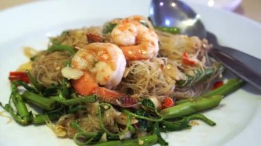 Tay Çince fusion mutfağı, heyecan kızarmış noodle ile sebze ve karides