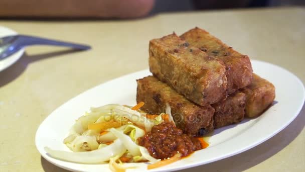 Bolo de nabo frito com molho de pimenta e legumes — Vídeo de Stock