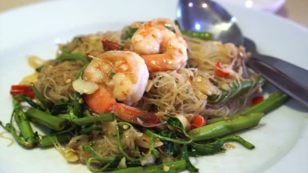 Cocina tailandesa de fusión china, revuelva fideos fritos con verduras y camarones — Vídeos de Stock