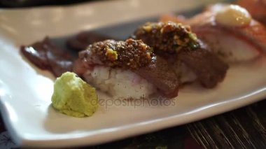 Aburi Nigiri, alazlanmış biftek ve somon suşi Japon mutfağı yarım cook et üstüne pirinç