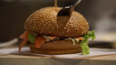 Bıçak ve çatal kesme bun ve sığır eti burger kullanarak ele