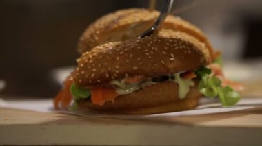 Kesme füme somon burgeri susam çörek