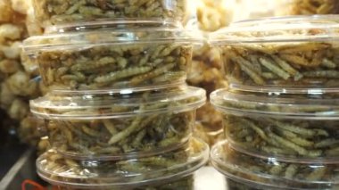 Fried bambu solucanlar Tay yerel pazarda Paketli. Tuhaf böcek gıda Tayland