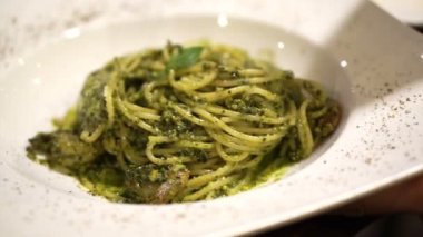 İtalyan pesto makarna. Çatal twirling, yemek için dönen kullanarak ele