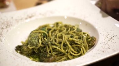 İtalyan pesto makarna. Çatal twirling, yemek için dönen kullanarak ele