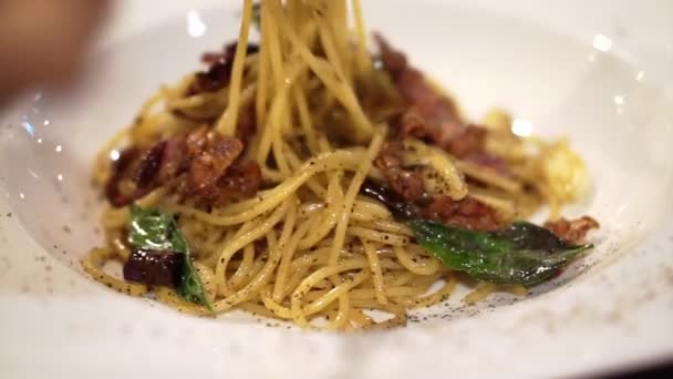 İtalyan makarna, spagetti sarımsak, yağ ve acı biber (spagetti aglio, olio e peperoncino) — Stok video