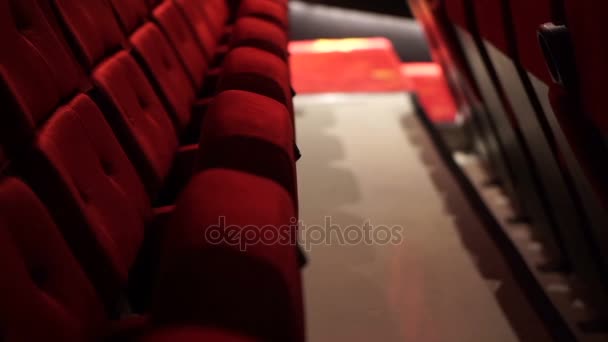 Lege rode stoel rij in cinema theater — Stockvideo