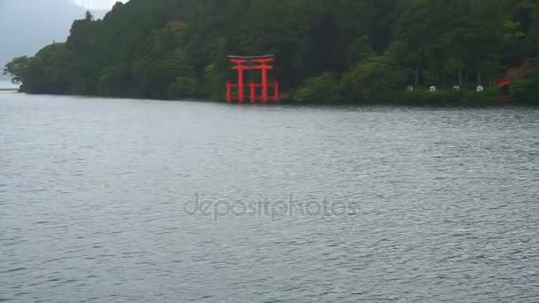 Tori czerwona brama Przybytku w jezioro Ashi, popularne turystyczne miejsce, Hakone, Japonia — Wideo stockowe