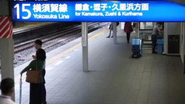 Tokyo, Japonya - Eylül 2016: Tokyo, Japonya'da Shinagawa istasyonu tren bekleyen insanlar