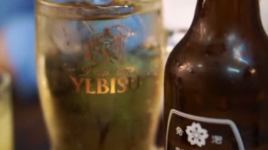 Tokyo, Japonya - Eylül 2016: Japon Zıpzıp içki. Neredeyse alkolsüz içki bira aromalı. Sake Yebisu cam