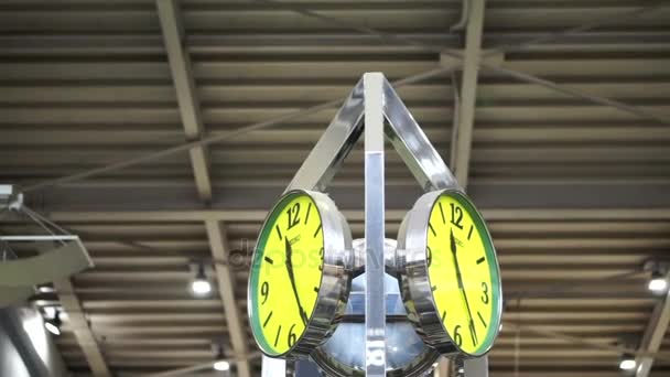 Jr 品川駅での東京, 日本 - 2016 年 9 月: 時計。東京の主要な接合部鉄道輸送輸送 — ストック動画