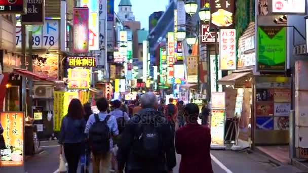 Tokyo, Giappone - settembre 2016: area Kabukicho di intrattenimento e zona di quartiere a luci rosse a Shinjuku. Zona relax turistica e locale — Video Stock