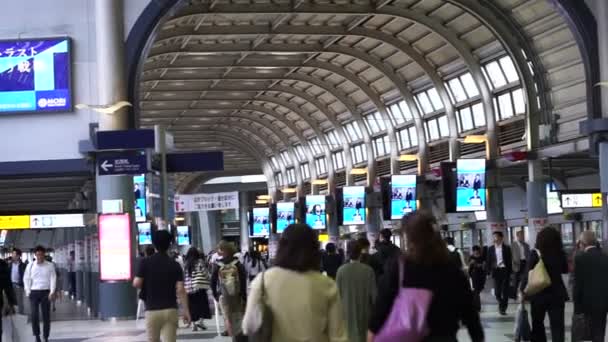 Tóquio, Japão - setembro de 2016: Povo japonês e turista em torno da estação de Shinagawa. Junção de trânsito principal dos passageiros do comboio JR — Vídeo de Stock