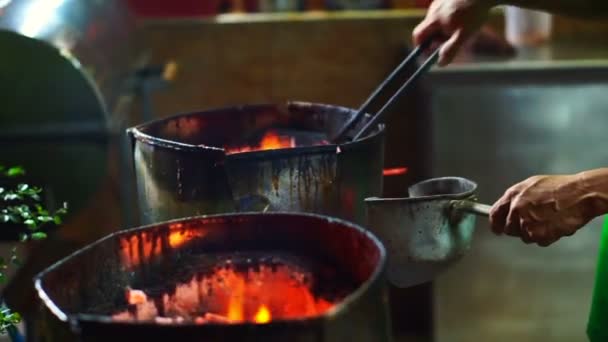 Brandende houtskool op brand in kachel voor het koken — Stockvideo