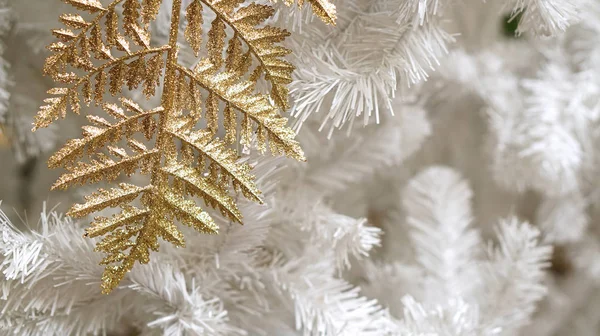 Ornamento de ouro na árvore de Natal branca — Fotografia de Stock