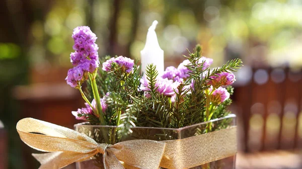 Фиолетовый цветок в вазе размыть природный фон — стоковое фото