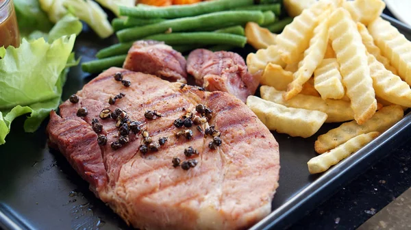 Domuz eti biftek biber, patates ve sebze salatası ile — Stok fotoğraf
