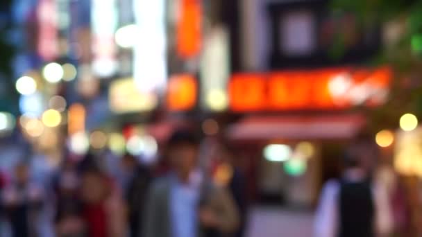 Imagen borrosa del área de entretenimiento de Kabukicho y la zona de distrito de luz roja en Shinjuku. Zona de relax turística y local — Vídeo de stock