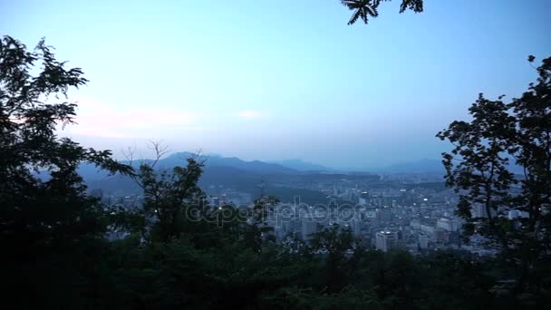Seoul, Dél-koreai főváros kilátás során naplemente esti órákban hegy tetején — Stock videók