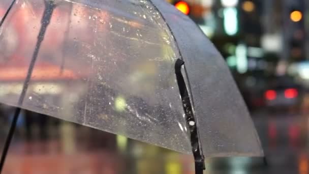 Акихабара, Токио, Япония - сентябрь 2016 года: Японцы держат прозрачный зонтик, идущий через улицу Акихабара — стоковое видео