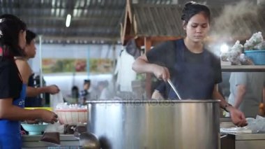 Sokak gıda durak Tayland ıslak pazar yerel çorba dükkanında kahvaltı hizmet