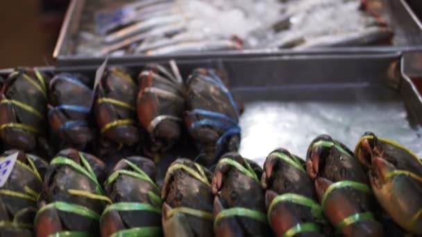 Pescado fresco en hielo en el mercado húmedo local asiático — Vídeo de stock