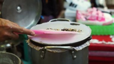  Pak Mor adlı Tay yerel yemek, haşlanmış pirinç unu sayfası doldurma ile