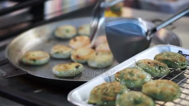 Świeże smażone przekąski dim sum szczypiorek lub smażone por dumpling. Chiński styl śniadanie żywności — Wideo stockowe
