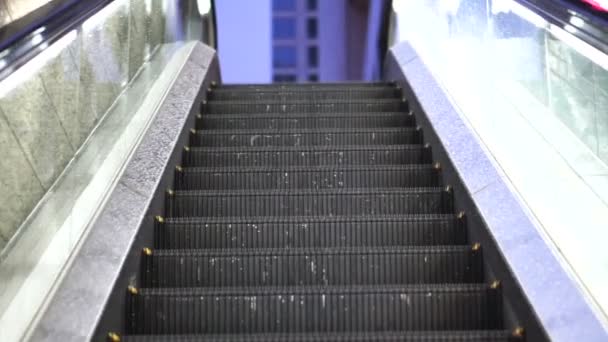 Subindo escada rolante para ruas da cidade nível de metrô. Ver mudança para ver a cidade moderna acima — Vídeo de Stock