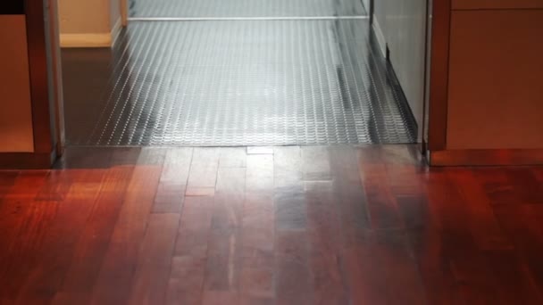 Plancher métallique devant l'escalier de sortie d'incendie, changement de matériau architecte pour la sécurité — Video