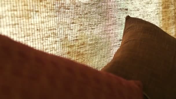 关闭棕色沙发枕头和米色窗帘, 室内装饰东方风格 — 图库视频影像