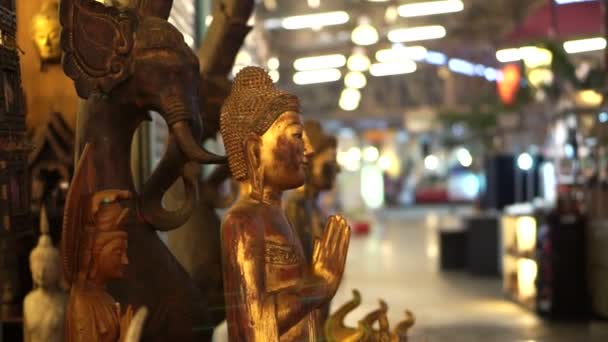 Dřevěné umění řemesla sochy v noci trhu Thajska — Stock video