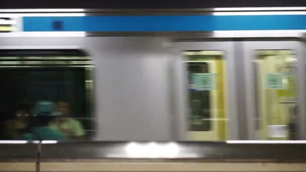 Nadmořská výška shot z rychlé jízdy vlaku k odjezdu na stanici — Stock video