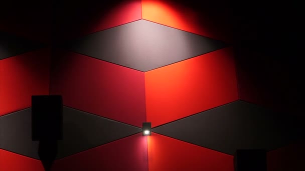 Mozi piros hangszigetelt párna fal és világítás kialakítása — Stock videók