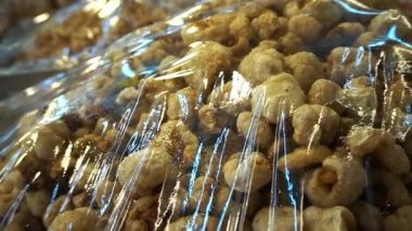 Plastik kapak gevrek domuz deri üzerinde. Asya derin kızarmış snack