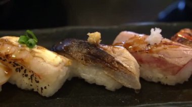 Aburi nigiri ayarlamak veya sushi seti katılaşmış. Japon yemekleri, çiğ balık hızlı ateşle yakmak