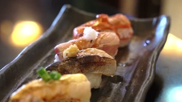 Aburi nigiri set o set de sushi chamuscado. Comida japonesa, pescado crudo con fuego rápido — Vídeo de stock