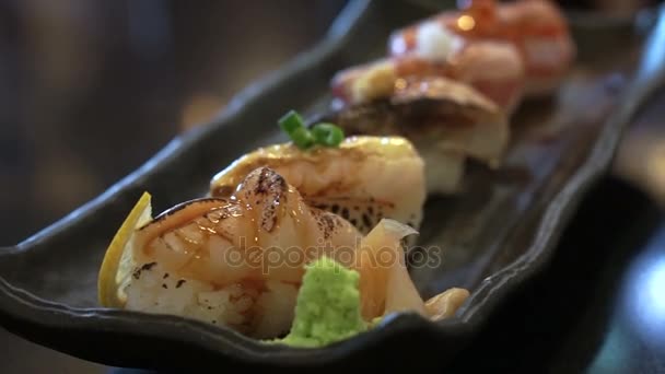 Aburi nigiri sushi szett bevésődött, vagy a beállított. Japán élelmiszer, nyers halat, a gyors tűz éget — Stock videók